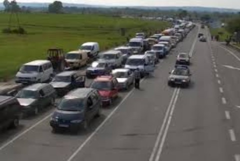 Польські прикордонники не можуть впоратися з напливом автомобілів із України. А що буде, коли почне діяти безвізовий режим для українців?