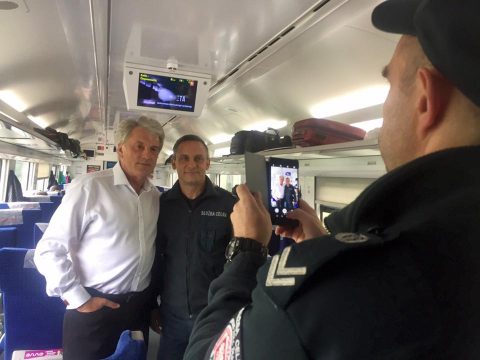 Польські прикордонники влаштували селфі-сесію з Ющенком в Інтерсіті+ Київ-Перемишль