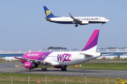 Wizz Air дозволив заморожувати ціни, а Ryanair — розпускає людей у відпустку
