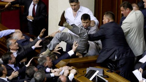 Президент України пропонує позбавити нардепів недоторканості з 2020 року