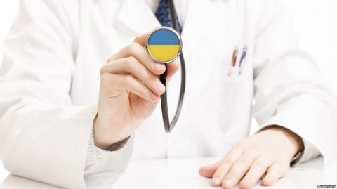Польща може переманити до себе українських лікарів