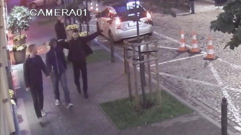 Поліція Варшави розшукує чоловіків, які з ножем напали на українця