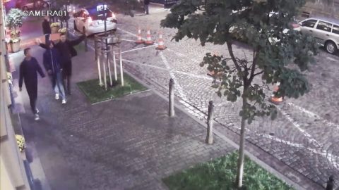 Поліція Варшави розшукує чоловіків, які з ножем напали на українця