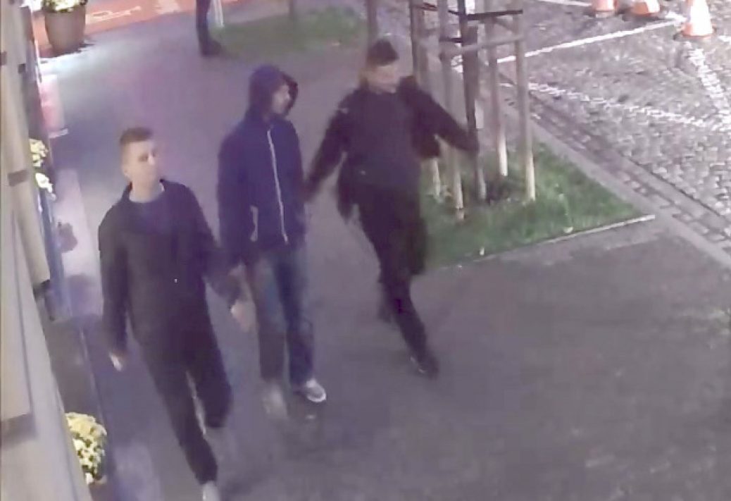 Поліція Варшави розшукує чоловіків, які з ножем напали на українця