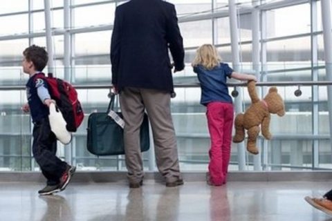 Україна дозволила виїзд дітей за кордон без згоди батьків, які не платять аліменти