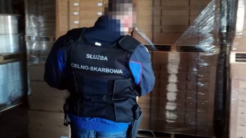 У Польщі виявили одну з найбільших нелегальних тютюнових фабрик, де працювали українці