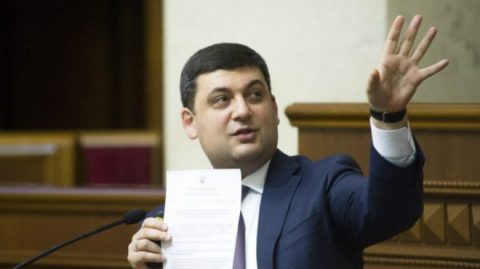 Український прем’єр знає як утримати співгромадян від поїздок на заробітки за кордон