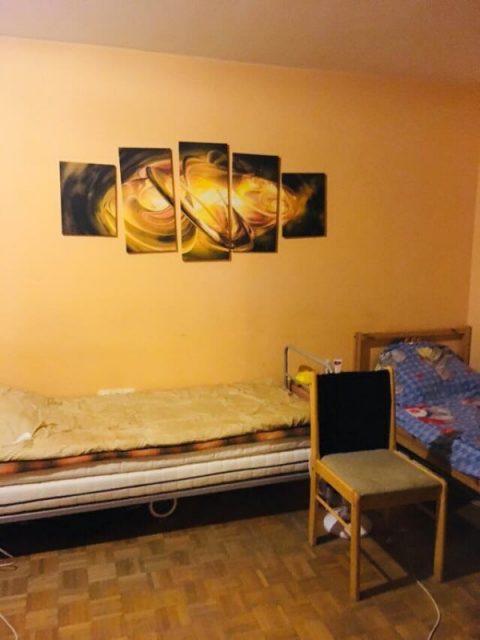 Місце в кімнаті для дівчини