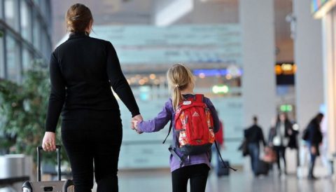 В Україні запрацювали зміни до Законів, які регламентують поїздки дітей за кордон