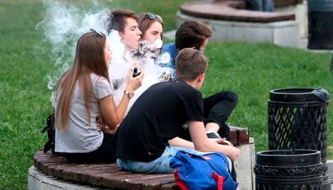 Українські діти пробують курити ще у початковій школі