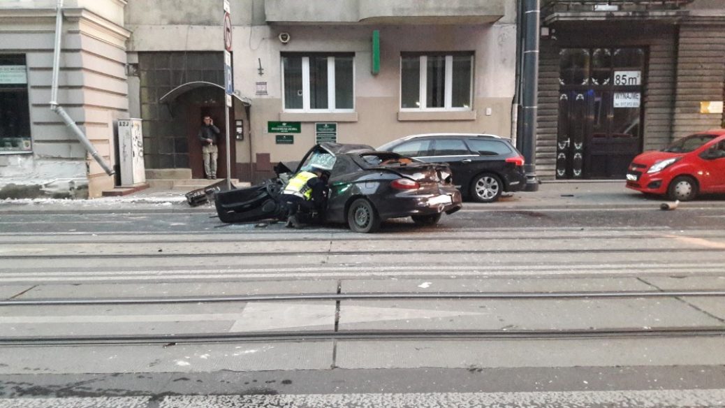 Трагедія в Лодзі: П’яний водій, загибла молода українка, потрощені автомобілі та фасади будинків