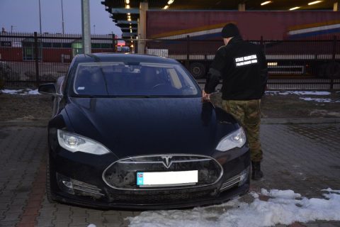 На польсько-українському кордоні зупинили викрадене авто Tesla