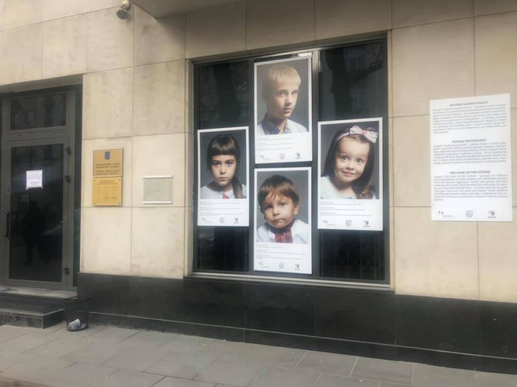 На посольстві України у Польщі фото дітей воїнів, загиблих на Донбасі (Фото, Відео)
