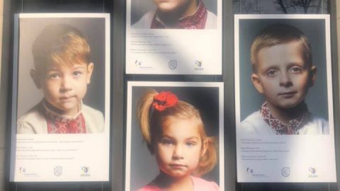 На посольстві України у Польщі фото дітей воїнів, загиблих на Донбасі (Фото, Відео)