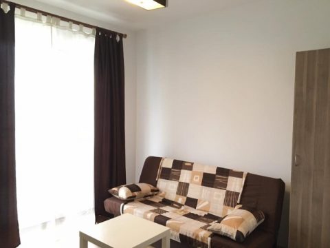 Затишна кімната з балконом