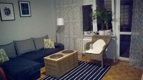 Простора кімната