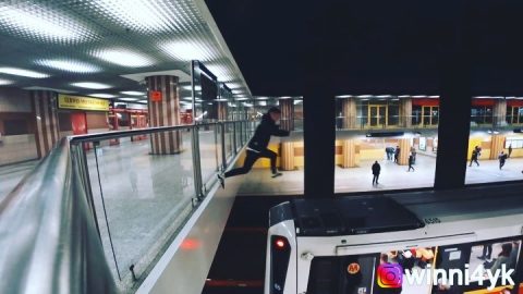 Пробіжка дахом потягу варшавського метро