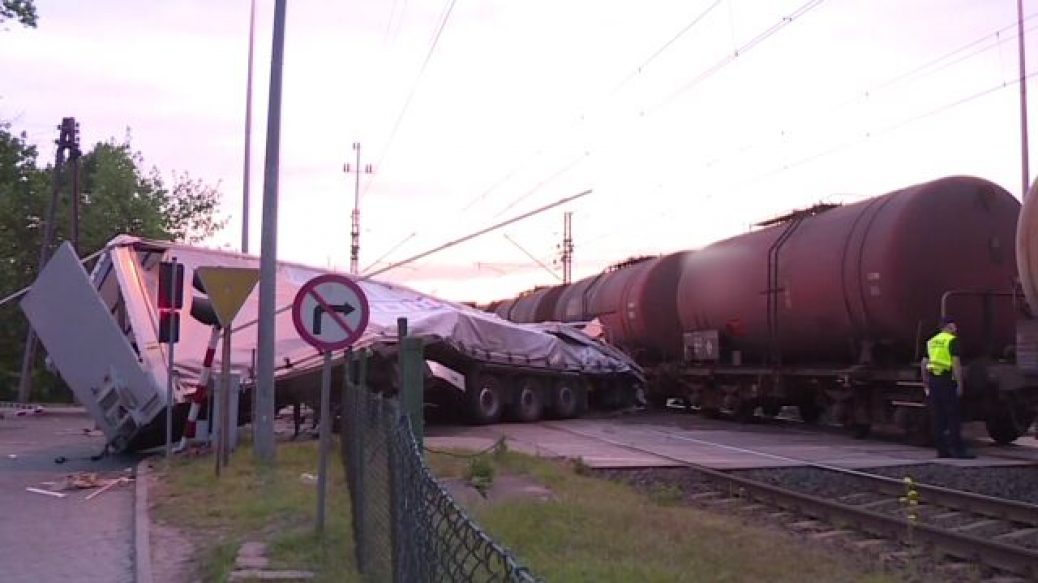 Потяг розірвав вантажівку навпіл. Для водія з України прокуратура вимагає арешту (Фото)