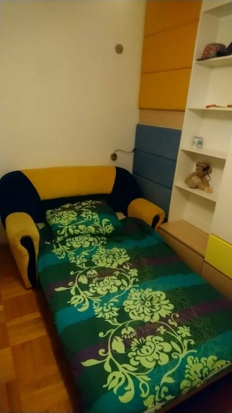 Кімната з кішкою по сусідству