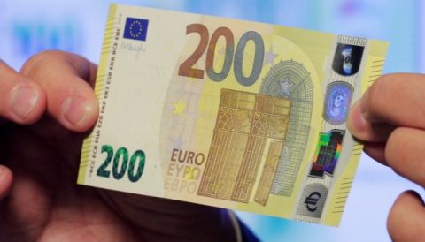 У країнах єврозони з’явилися нові банкноти 100 та 200 євро (Фото)