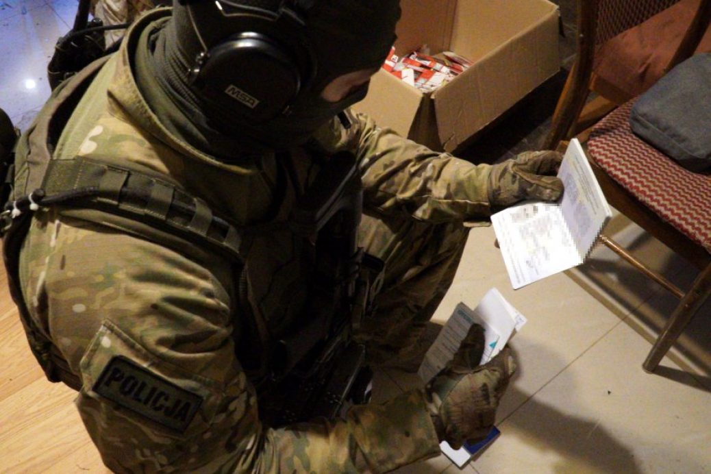 Вісьмох українців затримано за нелегальне виробництво та продаж сигарет (Відео+Фото)