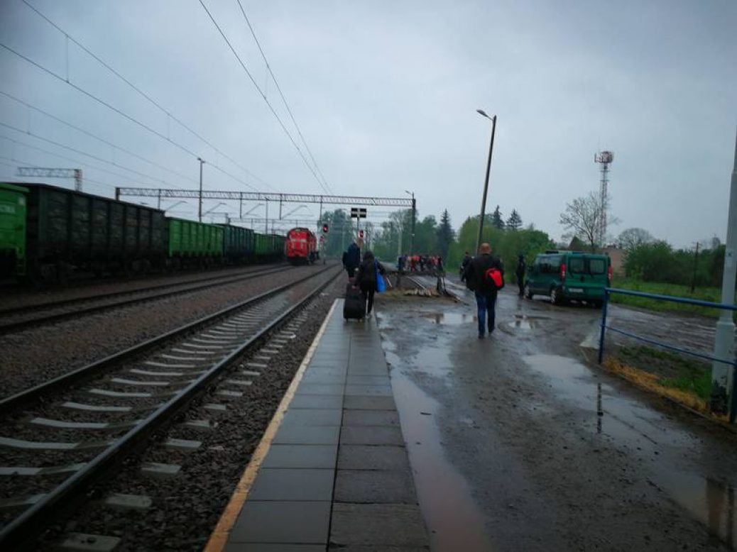 Через підозрілу валізу евакуювали пасажирів потягу Київ-Перемишль (Фото)