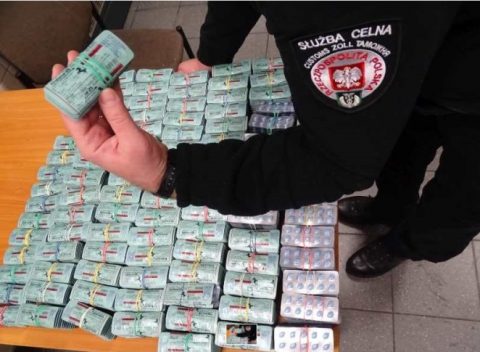 Водій автобуса з України віз до Польщі контрабанду таблеток на потенцію