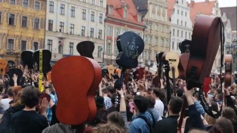У Вроцлаві встановили новий рекорд Гіннеса зі спільної гри на гітарі (Відео+Фото)