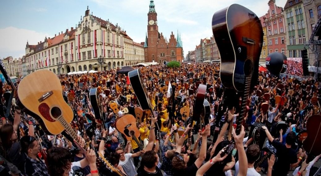 У Вроцлаві встановили новий рекорд Гіннеса зі спільної гри на гітарі (Відео+Фото)