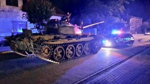 Вечірню тишу в Паєнчно порушив гуркіт танку. П’яний чоловік вирішив покатати колегу