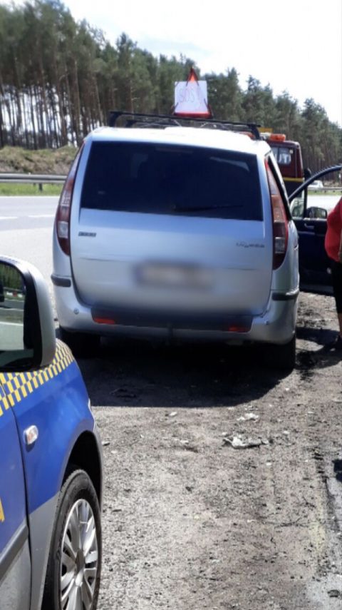 Авто з табличкою «SOS» три дні залишалося поза увагою на польській автостраді. В салоні родина з трьома дітьми