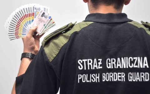 На кордоні з Польщею затримали українця з 25 підробленими паспортами