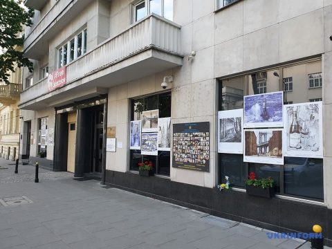 Виставка малюнків Сущенка відкрилася на фасаді посольства України у Польщі