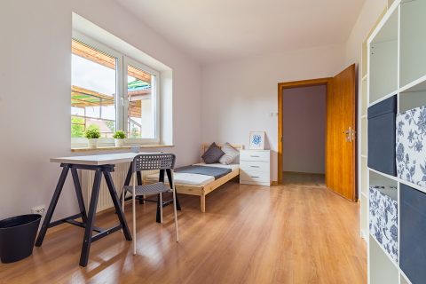 Якщо Ти є милою і приємною людиною, ця кімната – для Тебе.Pokój w dużym domu z ogrodem.