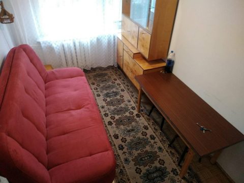 Здається кімната для пари в трикімнатній квартирі.