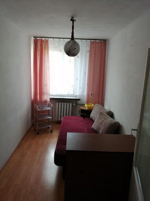 Сдаётся комната не проходная .