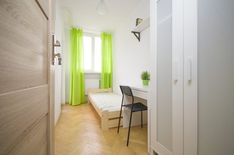 Pokój jednoosobowy z balkonem – przy drugiej linii metra