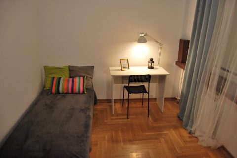 Duży pokój z balkonem blisko uczelni Vistula i metra Stokłosy