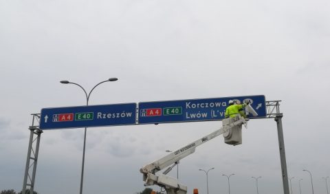 «Lwów» поруч із «L’viv» на дорожніх знаках у Польщі