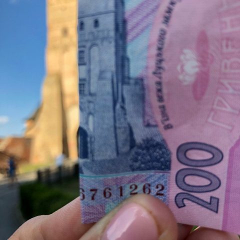 На руках в українців найбільше 200 гривневих купюр і монет у 10 копійок