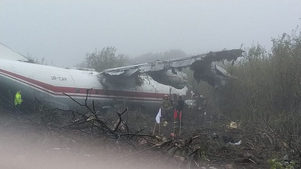 Поблизу аеропорту “Львів” аварійно сів Ан-12. Є жертви (Фото)