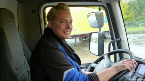 Польщі бракує водіїв вантажівок: уся надія на іноземців, молодь і… жінок