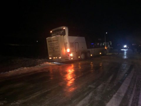 На Львівщині по дорозі в польське Свиноустя “послизнувся” та застряг автобус