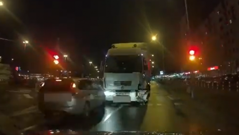 Варшава: п’яного водія вантажівки не зупинили 10 припаркованих легковиків (Відео)