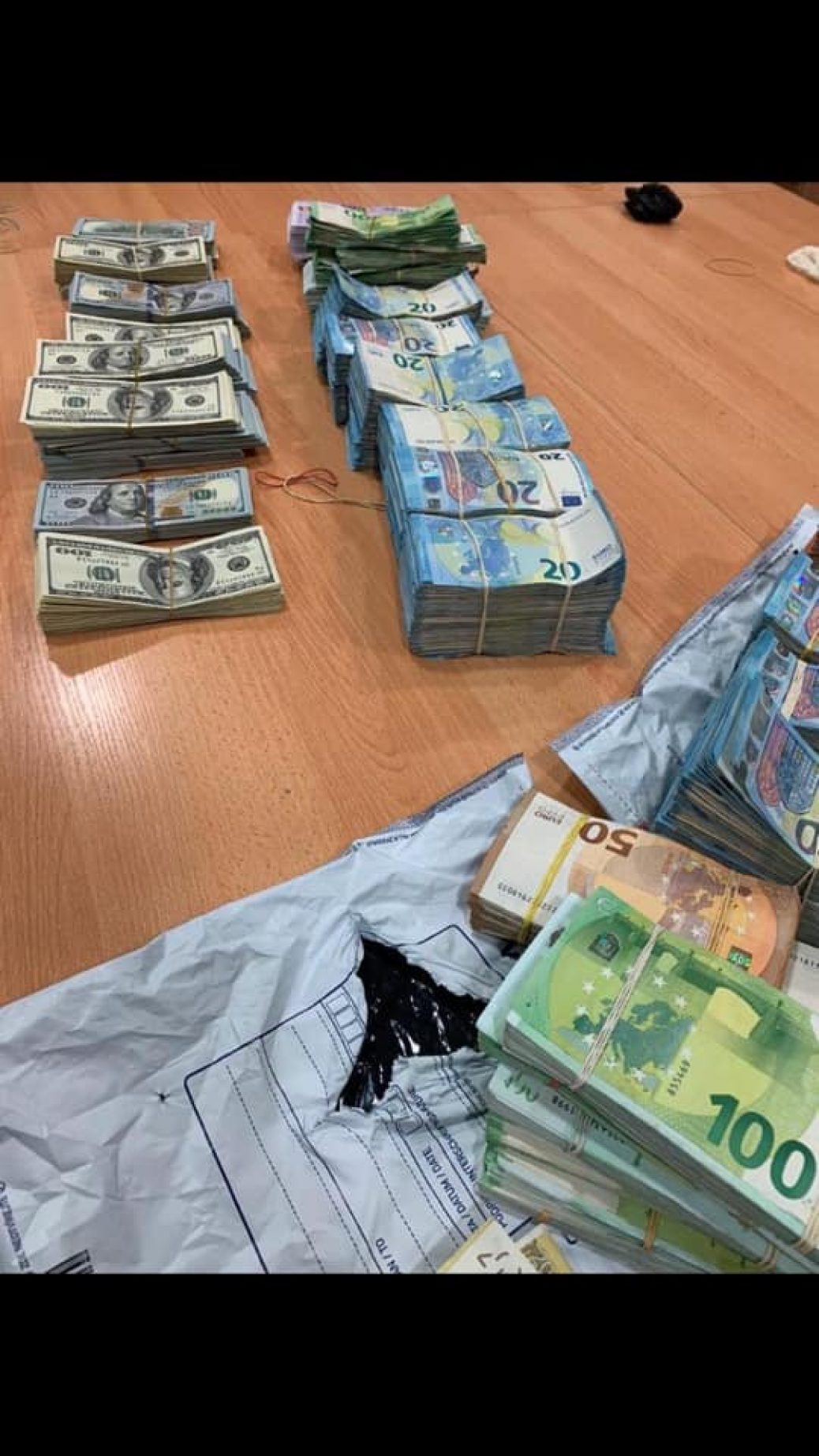 Рекордна валютна контрабанда: на кордоні вилучили пів мільйона євро та чверть мільйона доларів