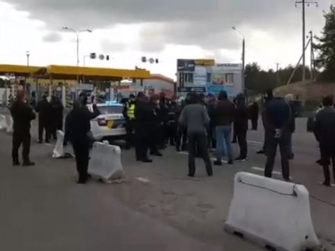 Протест на “Ягодині”: повернувшись з-за кордону люди не погоджуються на обов’язкову обсервацію