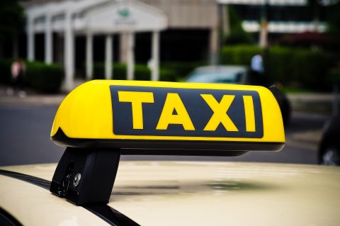 Таксистам в Україні пропонують податкові пільги за легалізацію
