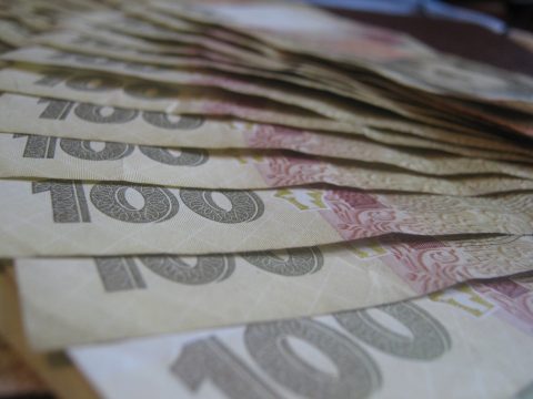 Сьогодні в Україні набув чинності закон Зеленського про допомогу. Хто отримає 8 тисяч гривень?