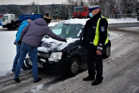 Штраф 500 злотих за непочищене від снігу авто в Польщі. Але це ще не все
