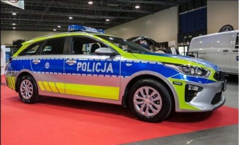 Поліцейські автівки в Польщі – змінюють колір. А все для того, щоб  підвищити безпеку.